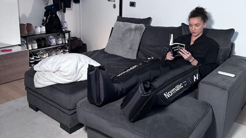 Gabi Guimarães tem em sua casa equipamentos com uma bota que auxilia a recuperação dos músculos após treinamento mais volumoso — Foto: Carol Oliveira