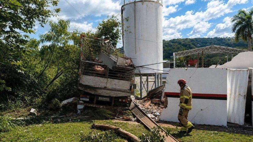 Uma mulher grávida morreu após o caminhão em que ela estava capotar próximo a um frigorífico em São José da Lapa, na região metropolitana de Belo Horizonte (MG)