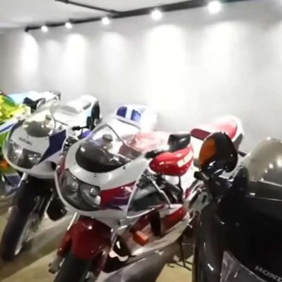 Neymar abre mansão em Santos e exibe coleção de motos enfileiradas