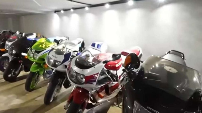 Coleção de motos de Neymar enfileiradas na garagem de sua residência em Santos