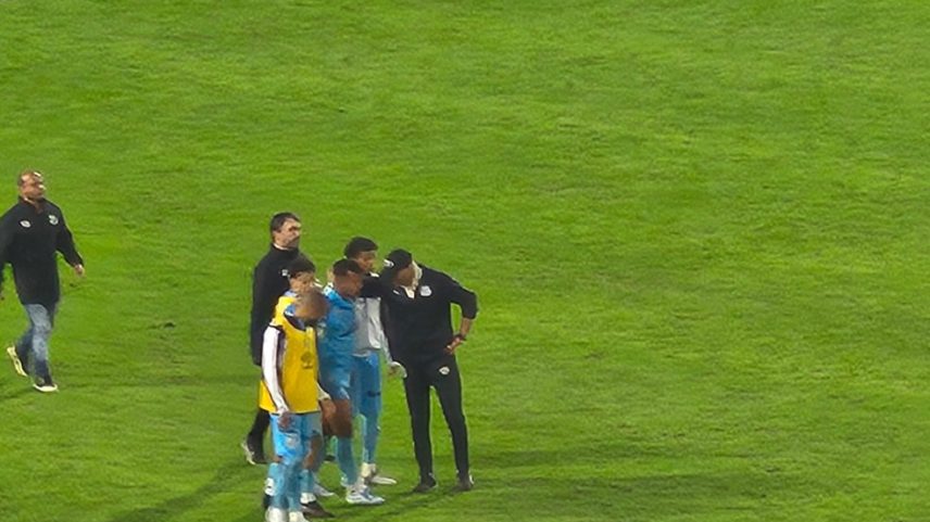 Gabriel Menino sai lesionado em Coritiba x Santos — Foto: José Edgar de Matos