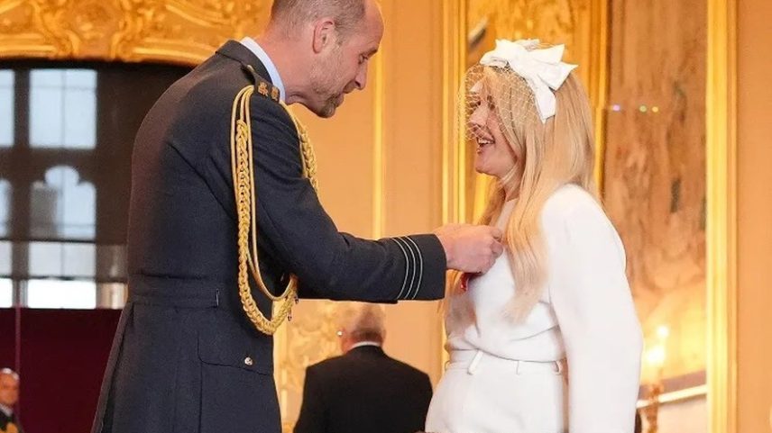 Príncipe William entrega a medalha MBE a Ellie Goulding no Castelo de Windsor — Foto: Divulgação