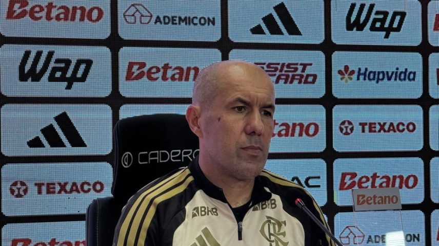 Leonardo Jardim em coletiva após a eliminação para o Vitória — Foto: Luiza Sá / ge