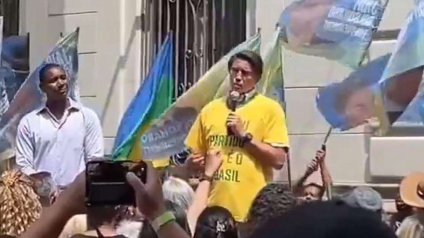 A trama foca na campanha presidencial de 2018 e adota uma narrativa heroica