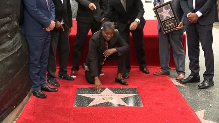 Paulinho é o primeiro brasileiro nascido em solos verde-e-amarelo a estampar a famosa calçada da fama de Los Angeles — Foto: Reprodução - Youtube
