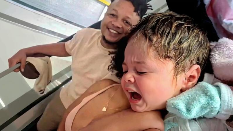 Bebê nasceu com mechas e olhos claros — Foto: Reprodução/Instagram
