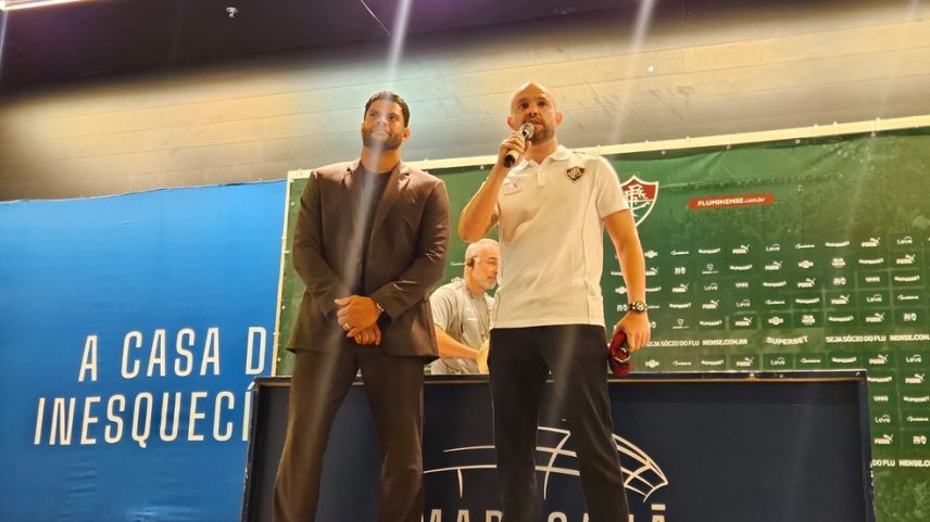 Hulk é apresentado pelo Fluminense — Foto: Giba Perez / ge