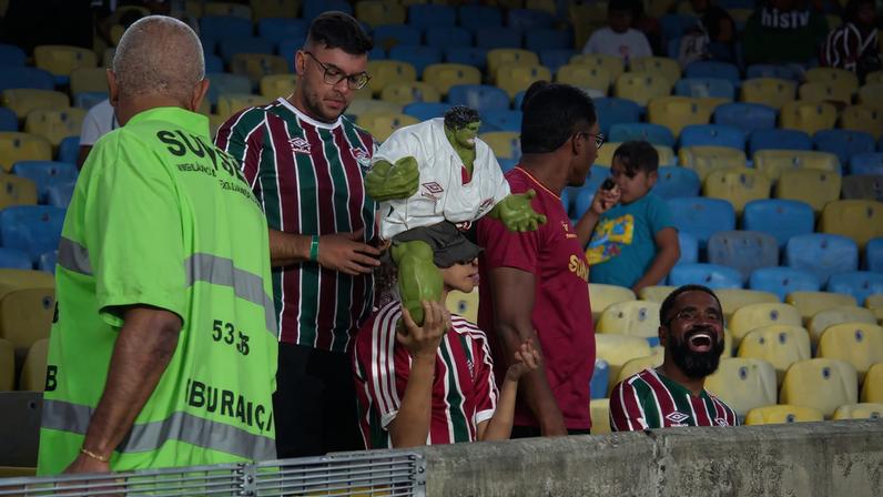 Hulk tira fotos com torcedores do Fluminense em sala sensorial no Maracanã