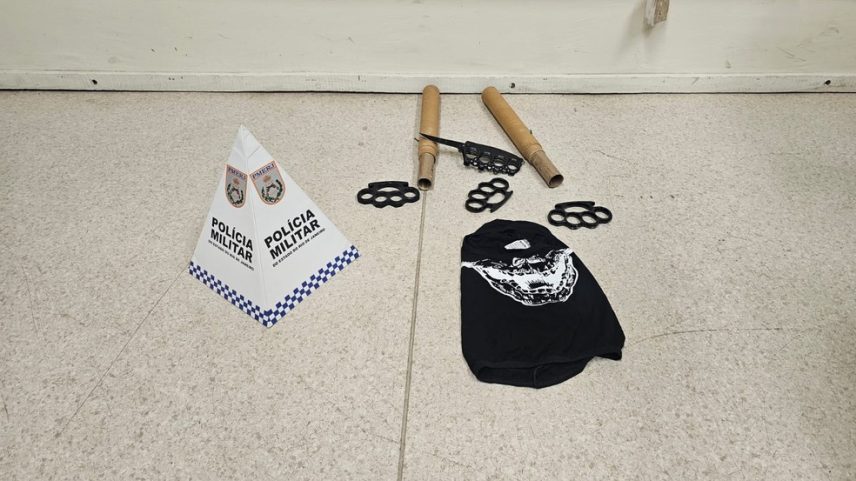 Objetos recolhidos pela PM em confusão entre torcedores de Botafogo e Corinthians — Foto: Reprodução