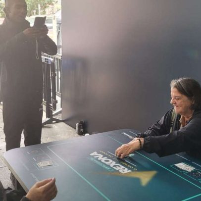 Avenida Paulista recebe torneio de bafo com figurinhas da Copa 2026
