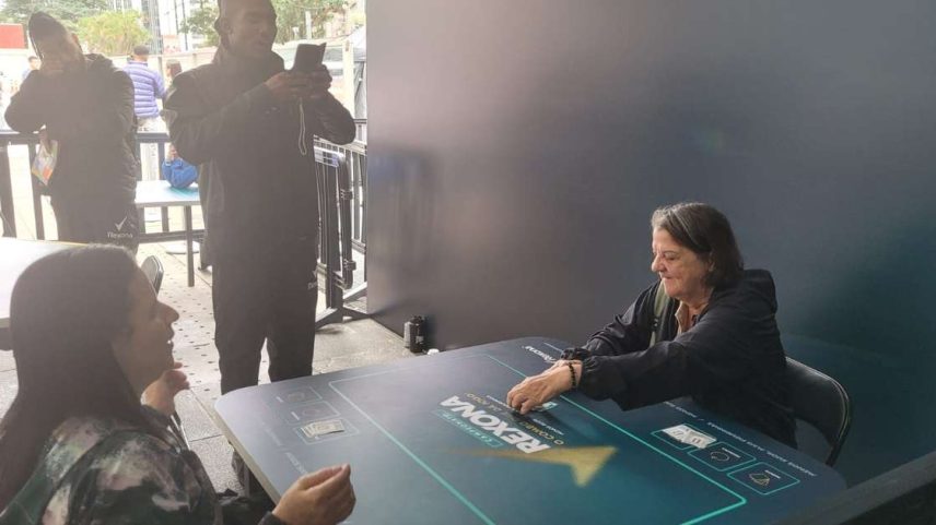Avenida Paulista recebe torneio de bafo com figurinhas da Copa 2026