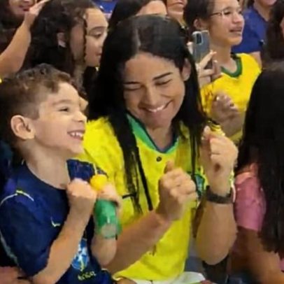 Menino que rezou por Neymar na Copa reage à convocação, vídeo