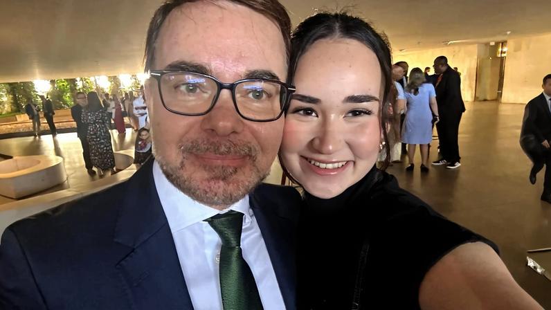 O embaixador Ibrahim Abdul Hak Neto e a filha, Mariana Tanaka Abdul Hak — Foto: Reprodução