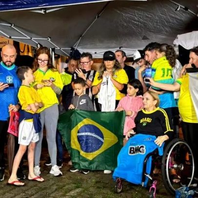 Neymar é convocado; moradores celebram em frente ao condomínio em Santos