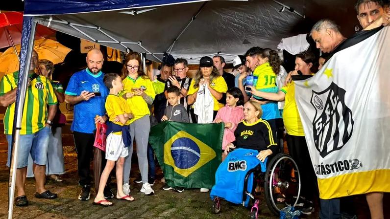 Festa na Rua Hercules Florence, no Morro da Santa Terezinha, em Santos, onde mora Neymar.