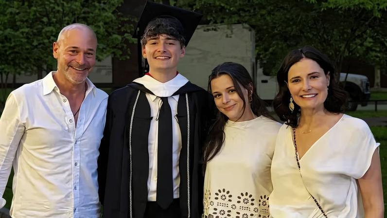 Noah Schnapp e sua família em sua formatura na Universidade da Pensilvânia — Foto: Reprodução/Instagram