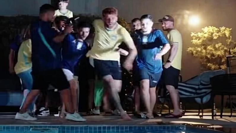 Léo Pereira se joga na piscina após convocação — Foto: Reprodução