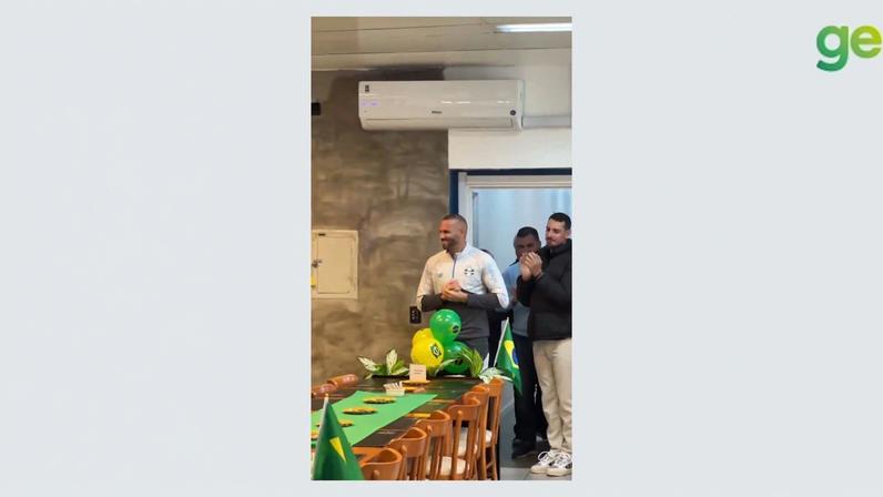 Weverton é recebido com festa CT do Grêmio por convocação para a Copa
