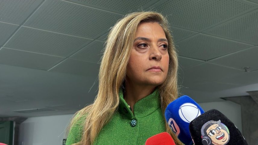 Leila Pereira, presidente do Palmeiras, durante homenagem para Gustavo Gómez — Foto: Camila Alves