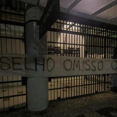 Torcedores do Santos protestam na Vila Belmiro contra Conselho e Teixeira