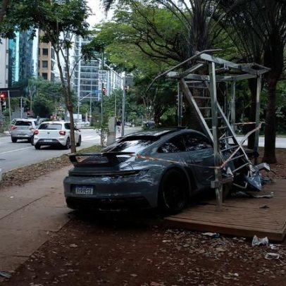 Motorista de Porsche bate e danifica estação de ginástica na Vila Olímpia, SP