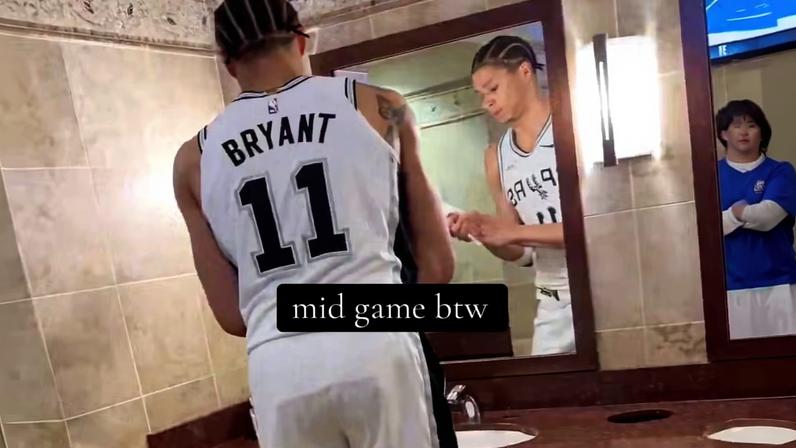 Bryant usa banheiro público durante jogo do Spurs — Foto: Reprodução/ X