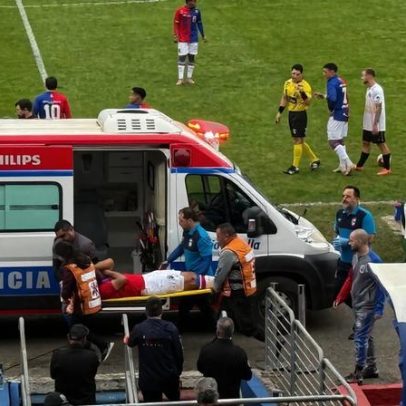 Lateral do Paraná Clube sofre pancada forte e é levado de ambulância