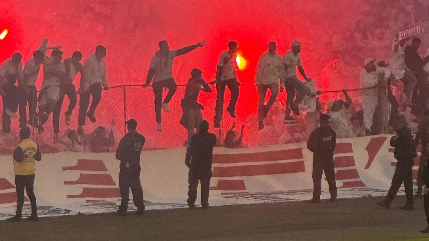 Torcida do Paraná Clube festeja o acesso na Vila Capanema — Foto: Guto Marchiori