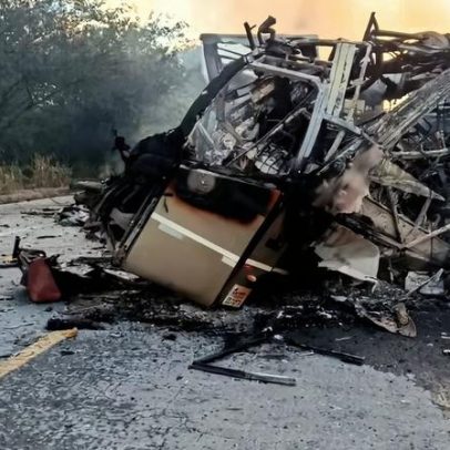 Colisão na BR-251 deixa mortos e feridos com incêndio em ônibus e carreta