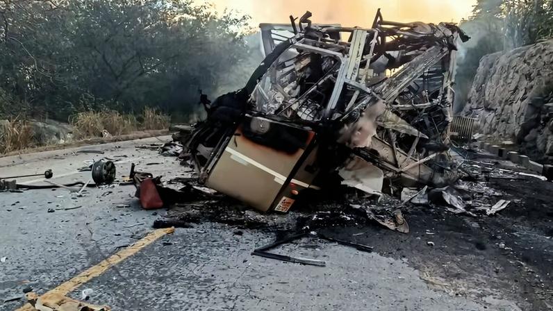 Veículos foram destruídos pelas chamas na BR-251 — Foto: Redes Sociais