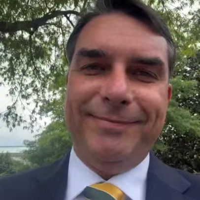 Flávio Bolsonaro chega à Casa Branca e deve ser recebido por Trump
