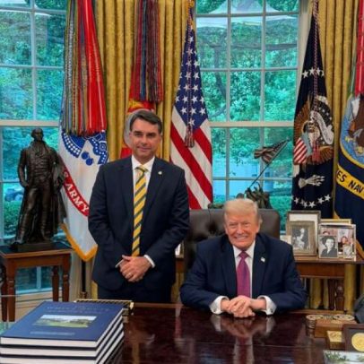 Flávio Bolsonaro se reúne com Trump nos EUA; primeira foto do encontro