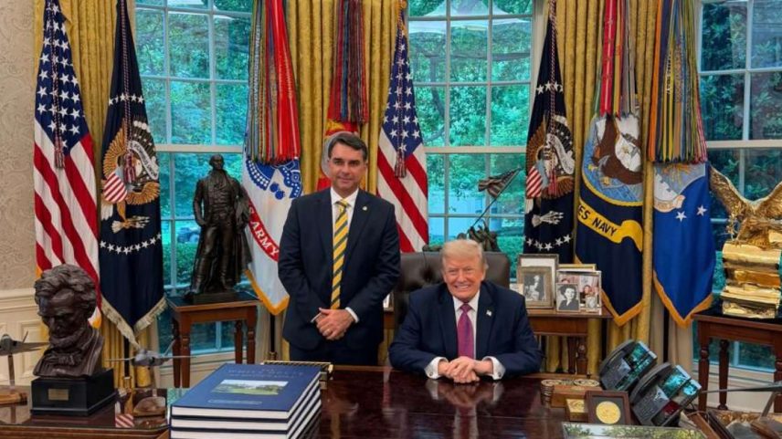 O senador Flávio Bolsonaro (PL-RJ) e o presidente dos Estados Unidos, Donald Trump, na Casa Branca.