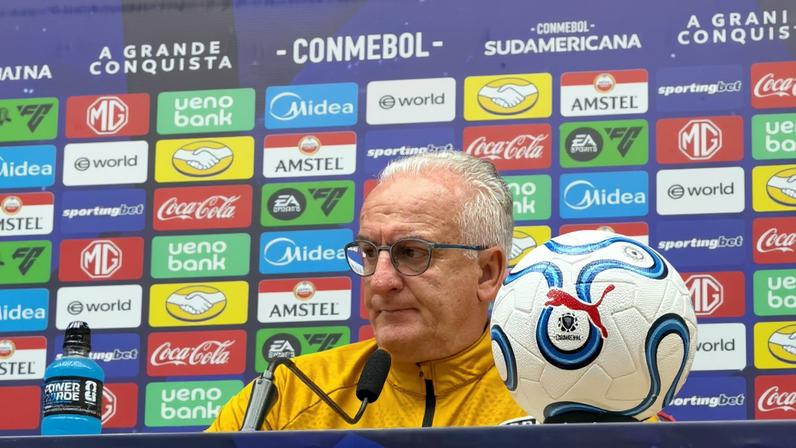 Dorival Jr concede entrevista coletiva após a vitória sobre o Boston River — Foto: Bruno Giufrida/ge.globo