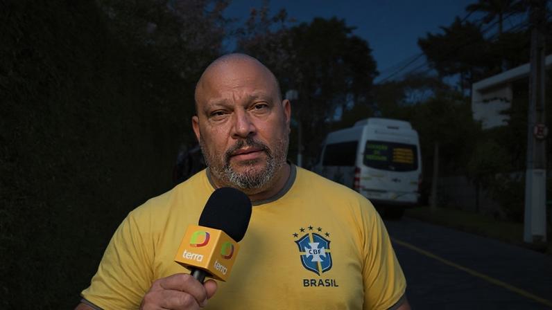 Porteiro de condomínio da Granja Comary conversa com o Terra