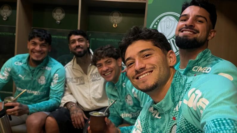 Gómez, Barboza, Giay, Flaco López e Emiliano Martínez na Academia de Futebol do Palmeiras — Foto: Palmeiras