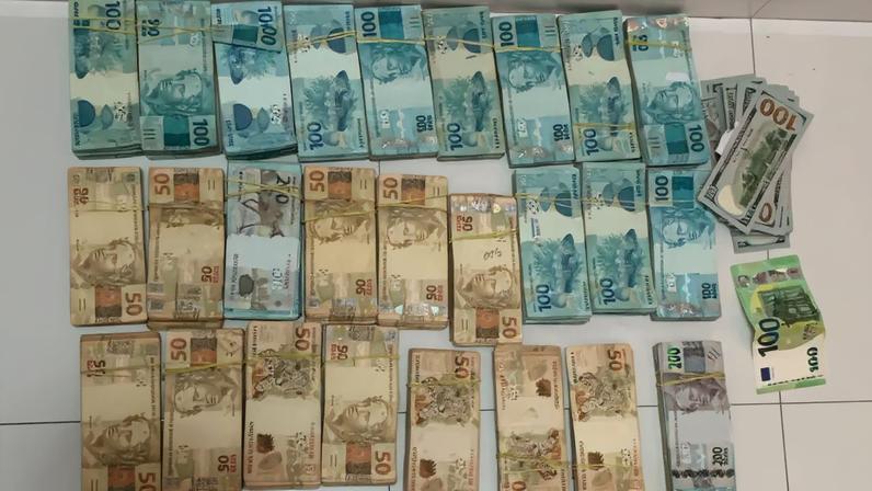 Dinheiro apreendido durante a Operação Fluxo Oculto, derivada da Carbono Oculto, que investiga esquema de fraudes no setor de combustíveis — Foto: Reprodução