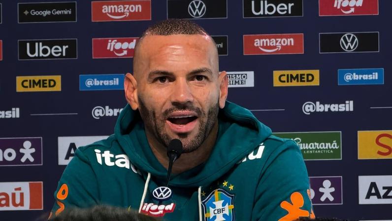 Weverton fala na coletiova da Seleção — Foto: Cahe Mota