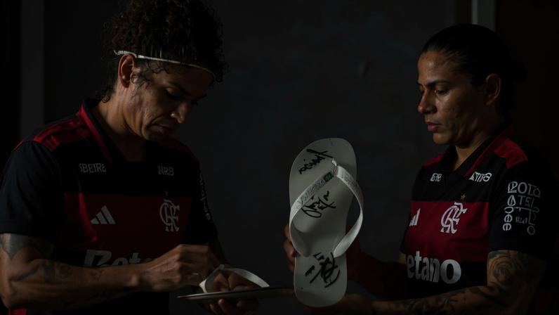 Cristiane, do Flamengo, autografa chinelo de torcedora — Foto: Rede Clube