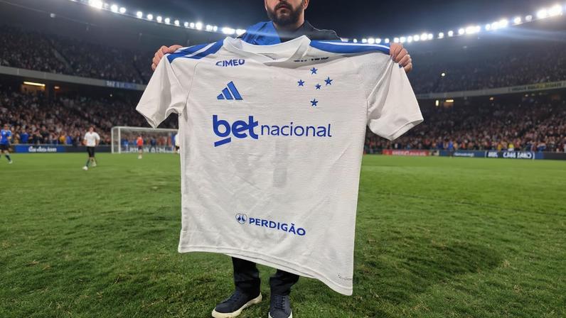 Camisa branca do Cruzeiro para 2026 — Foto: Cérix Ramon