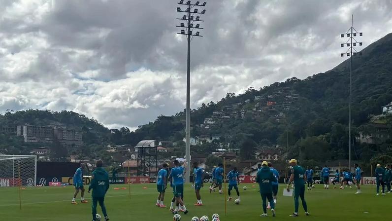 Jogadores da Seleção Brasileira treinam na Granja Comary