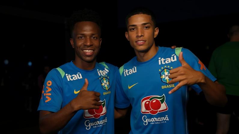 Bruno André e Vini Jr. em vestiário na Granja Comary — Foto: Reprodução
