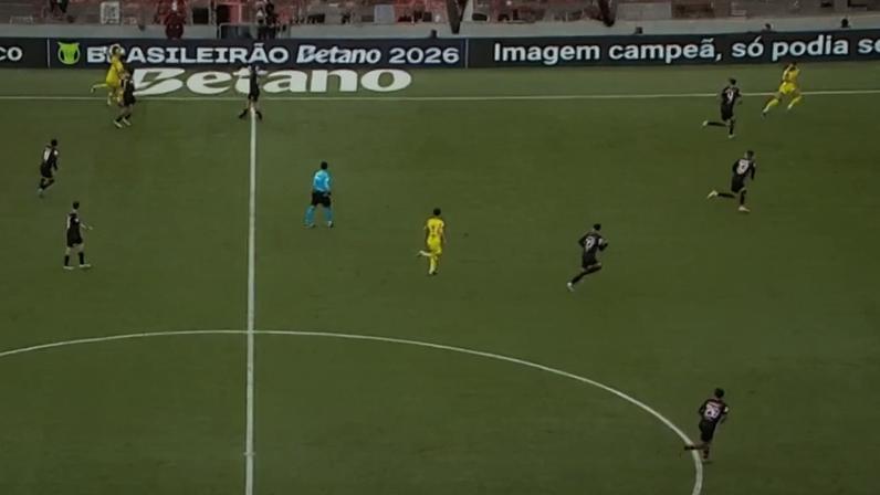 Momento da cobrança de lateral de Reinaldo, do Mirassol, que gerou a marcação errada de impedimento — Foto: Reprodução/Premiere
