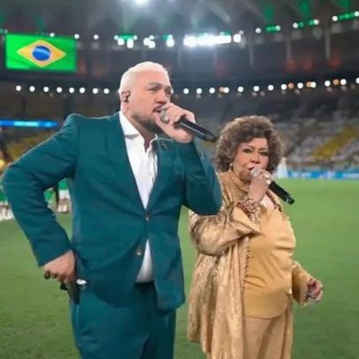 Belo fica desconfortável ao cantar Hino Nacional com Alcione, da Seleção