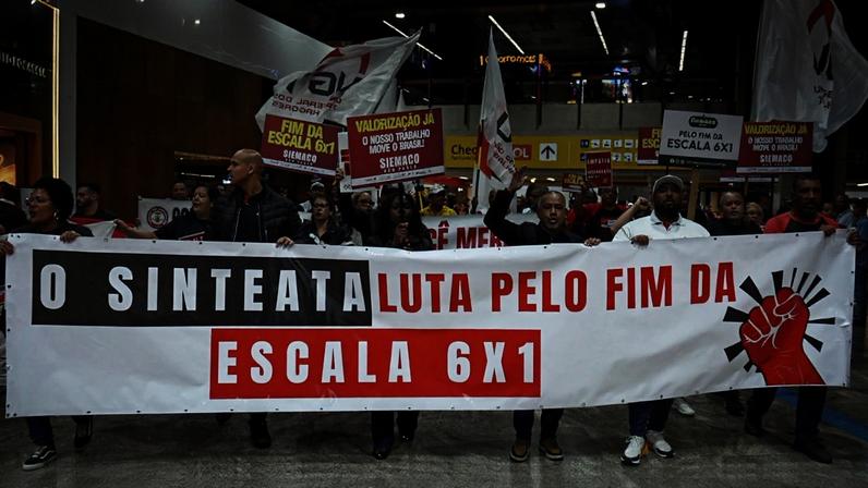 20/05/2026 - São Paulo - Manifestantes fazem ato no Aeroporto de Guarulhos para pedir pelo fim da escala 6x1. Foto: Fabiano Polayna/Siemaco-SP