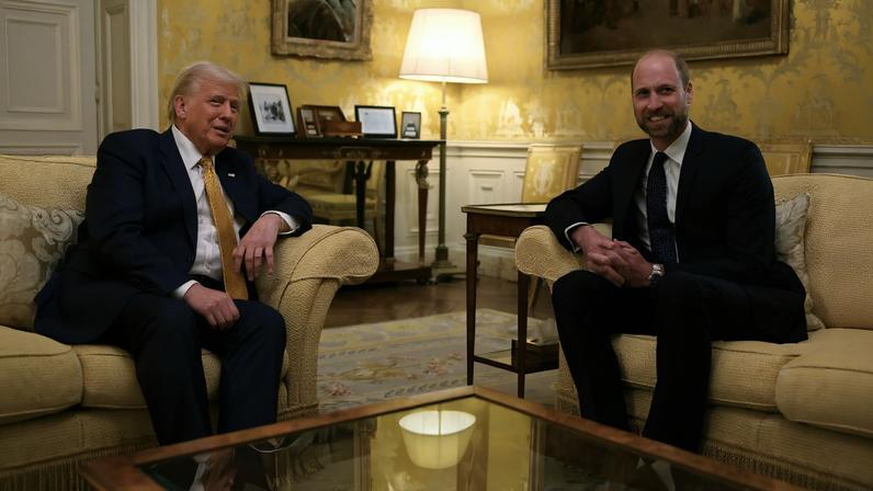 Donald Trump e príncipe William em uma sala dourada, sentados cada um em um sofá