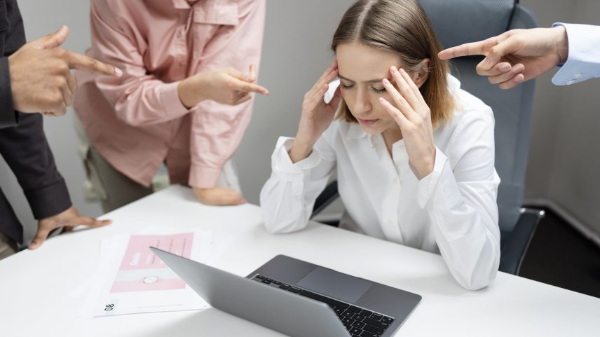Assédio moral no trabalho pode causar consequências na saúde mental e física da vítima — Foto: Freepik