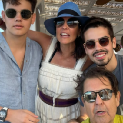 Faustão posta clique raro com a família; filho fala de anos difíceis