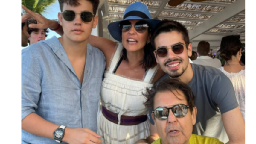 Faustão surge em clique raro ao lado da família
