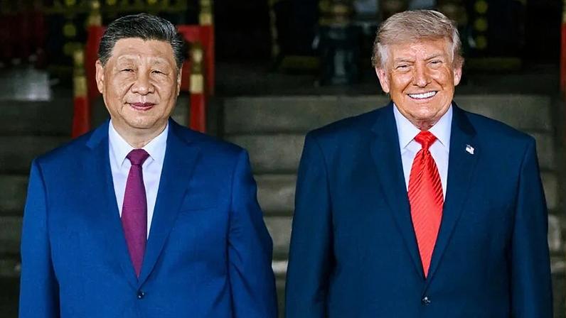 Compromisso foi assumido durante visita do presidente dos EUA, Donald Trump (dir.), a Pequim na semana passada; na foto, republicano ao lado de Xi Jinping (esq.)
